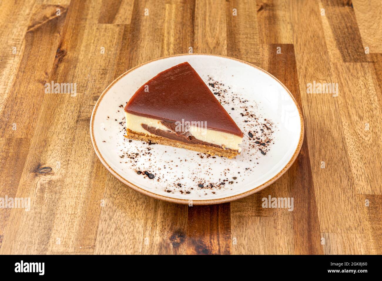 Un beau cheesecake industriel au chocolat sur une table en bois Banque D'Images