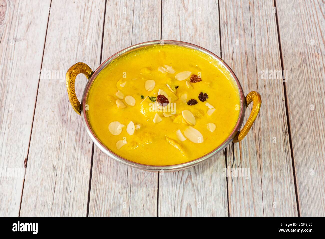 Recette indienne pour curry de poulet doux au korma avec noix de coco et amandes râpés Banque D'Images