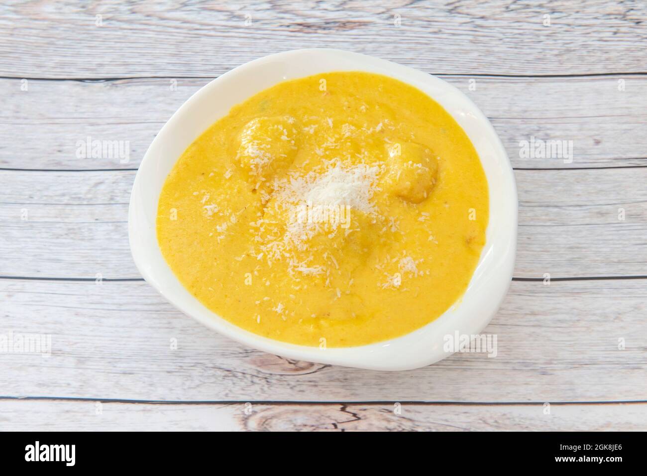 Recette indienne pour curry de poulet doux korma à la noix de coco râpée Banque D'Images
