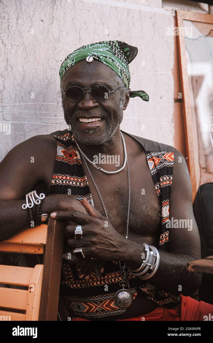 Homme ethnique d'âge moyen tendance en gilet de costume et accessoires  portant le bandana contre le mur urbain dans la journée Photo Stock - Alamy