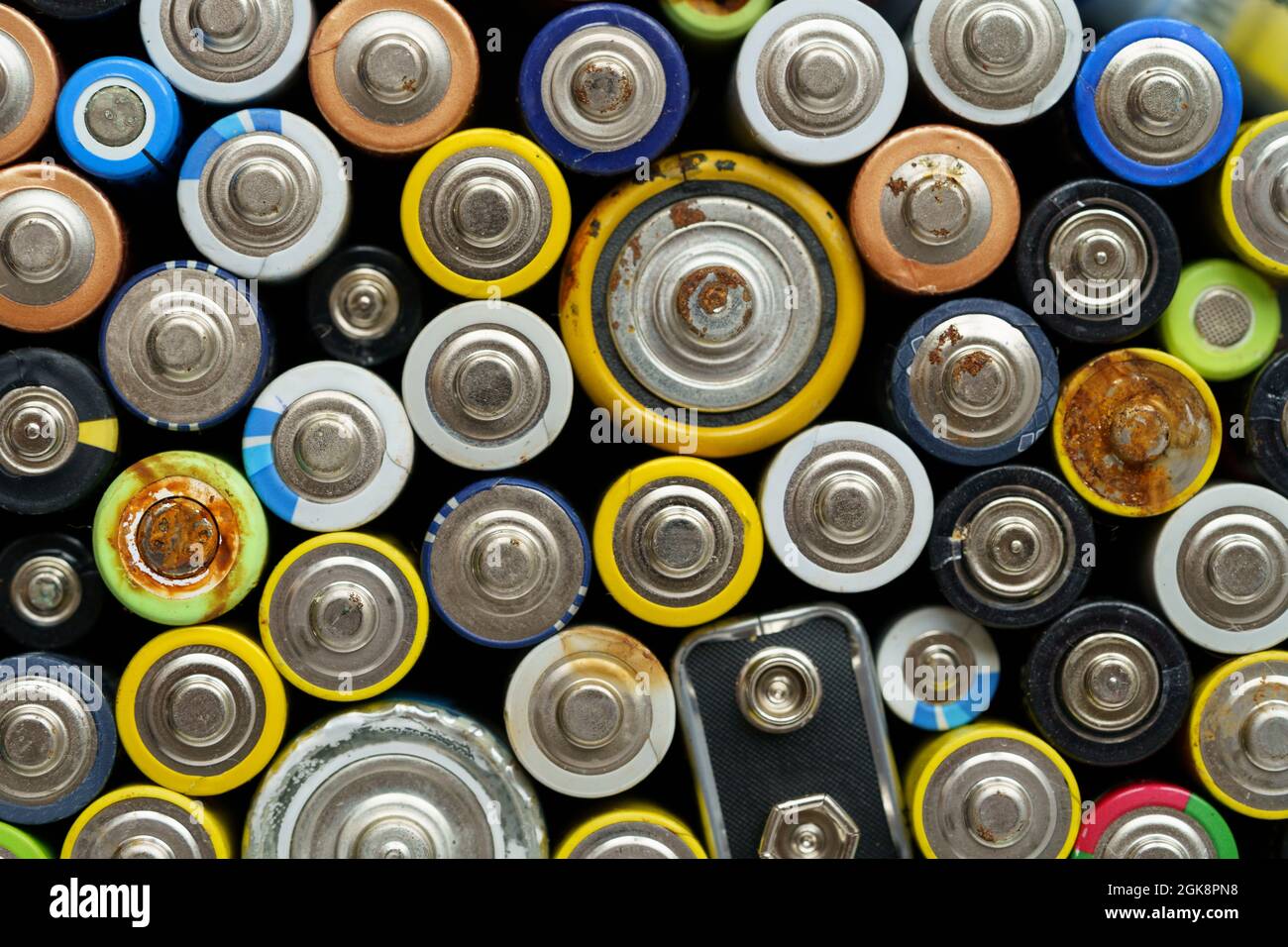 Vue rapprochée en plan de la batterie usagée. Concept de déchets dangereux électroniques. Arrière-plan des piles Banque D'Images