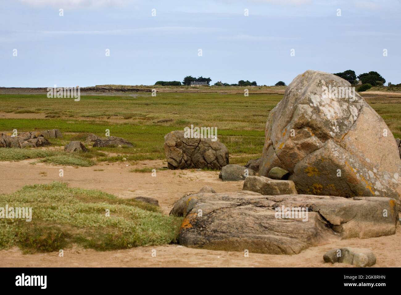 Près du Sillon de Talbert, presqu'île sauvage, Bretagne, France : saltmarais et maison isolée Banque D'Images