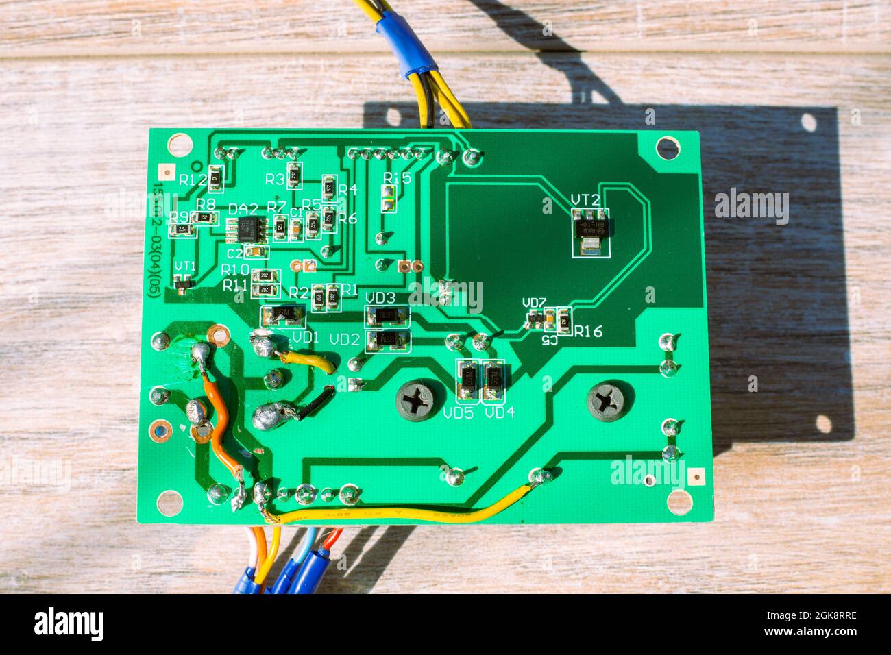 Carte de circuit imprimé avec microcircuit pour la commande de dispositifs électroniques. Banque D'Images