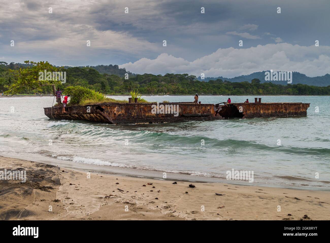PUERTO VIEJO DE TALAMANCA, COSTA RICA - MAI 16 : personnes sur un ponton rouillé dans le village de Puerto Viejo de Talamanca, Costa Rica Banque D'Images