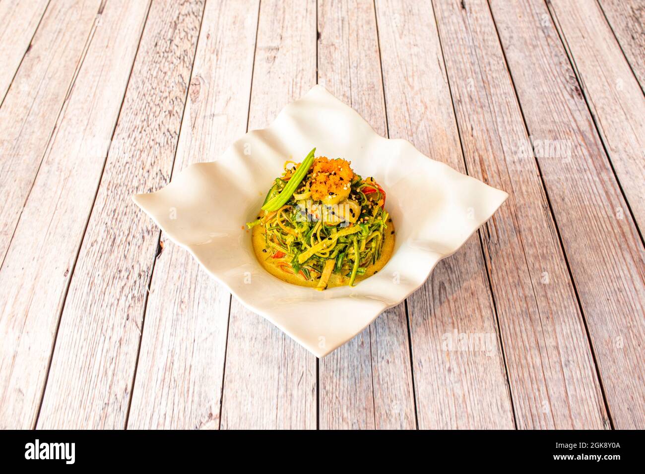 Salade de spaghetti aux courgettes, œufs de poisson, graines de sésame et avocat en tranches Banque D'Images