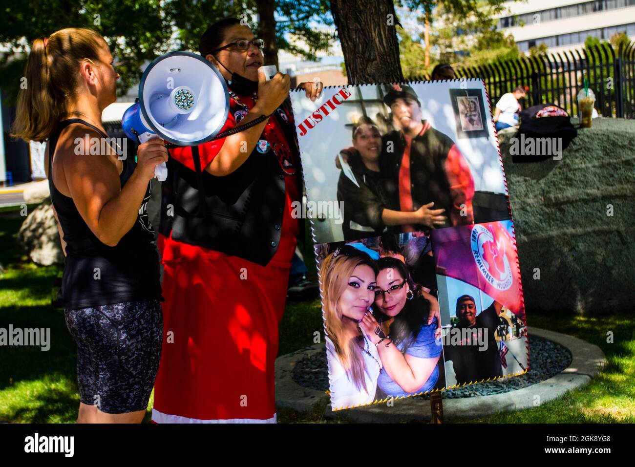 Reno, États-Unis. 12 septembre 2021. Un manifestant parle dans une corne de taureau tout en tenant un panneau avec des images de la femme américaine indigène décédée Georgianna Jackson pendant la manifestation.les manifestants se sont rassemblés devant un tribunal fédéral de Reno pour exprimer leurs préoccupations au sujet des meurtres de police. Ils ont demandé que des enquêtes indépendantes soient menées là où la police est impliquée dans des incidents mortels. Crédit : SOPA Images Limited/Alamy Live News Banque D'Images