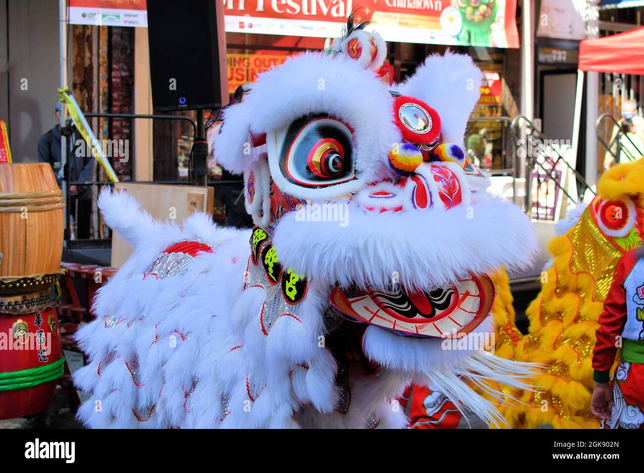 Un lion blanc chinois au Festival de la Lune d'automne 2021 et une célébration à San Francisco, dans le quartier chinois de Californie ; le lion blanc symbolise la pureté. Banque D'Images