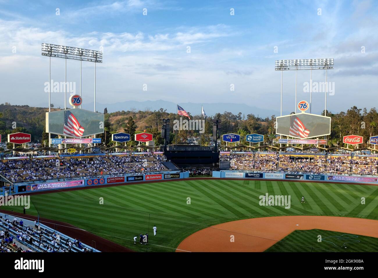 LOS ANGELES, CALIFORNIE, 29 JUIN 2021 : Dodger Stadium. Cérémonies précédant le match avec le drapeau américain sur les tableaux de bord de la junbotron. Banque D'Images