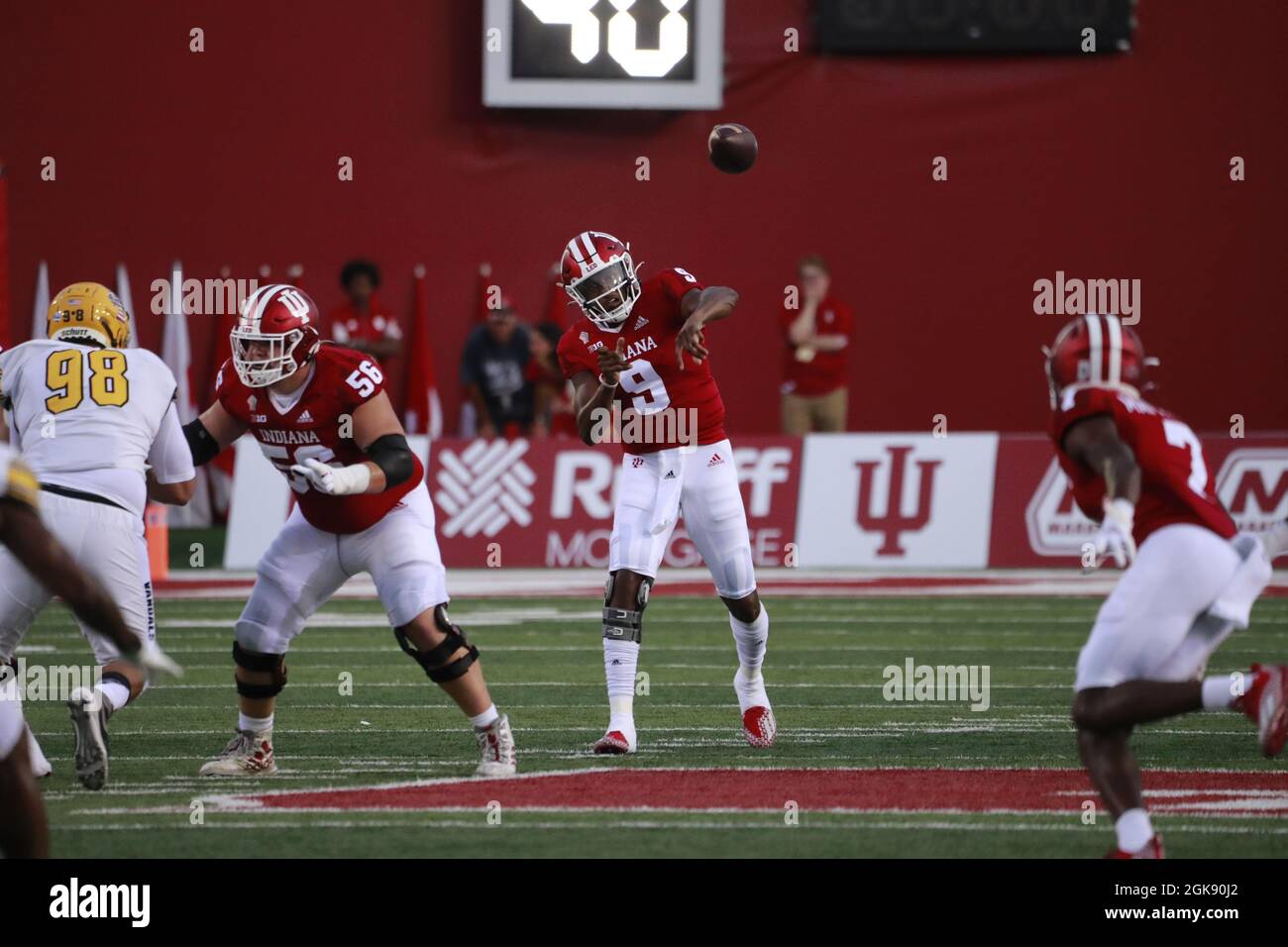 Michael Penix Jr (9) de l'Université de l'Indiana joue contre l'Idaho pendant le match de football de la NCAA au Memorial Stadium à Bloomington. The Hoosiers bat les Vandales 56-14. Banque D'Images