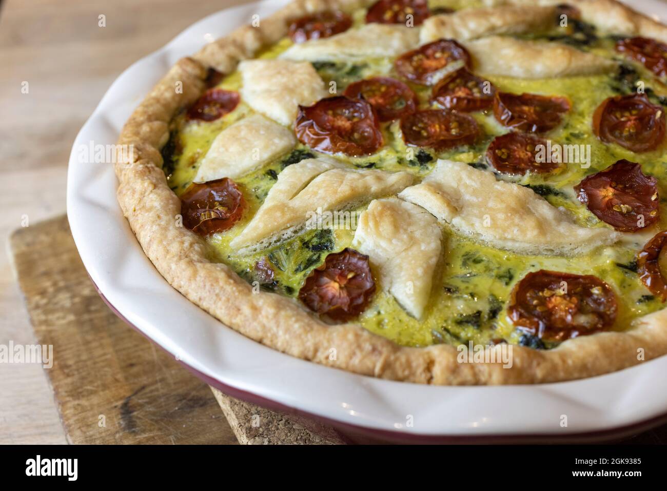 Le touret de légumes fait maison est composé de bettes et de tomates, de la pâte à tarte à la garniture Banque D'Images