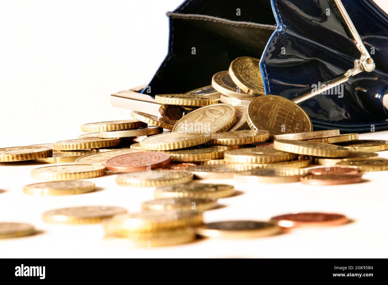 Sac à main avec les pièces en euros Banque D'Images