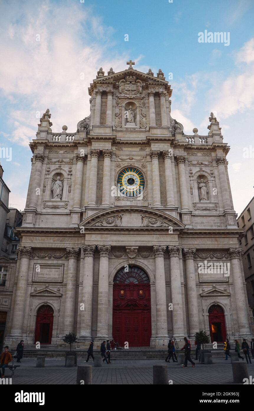PARIS, FRANCE - 07 novembre 2015 : un cliché vertical de l'église Paroisse Saint-Paul à Paris, France Banque D'Images