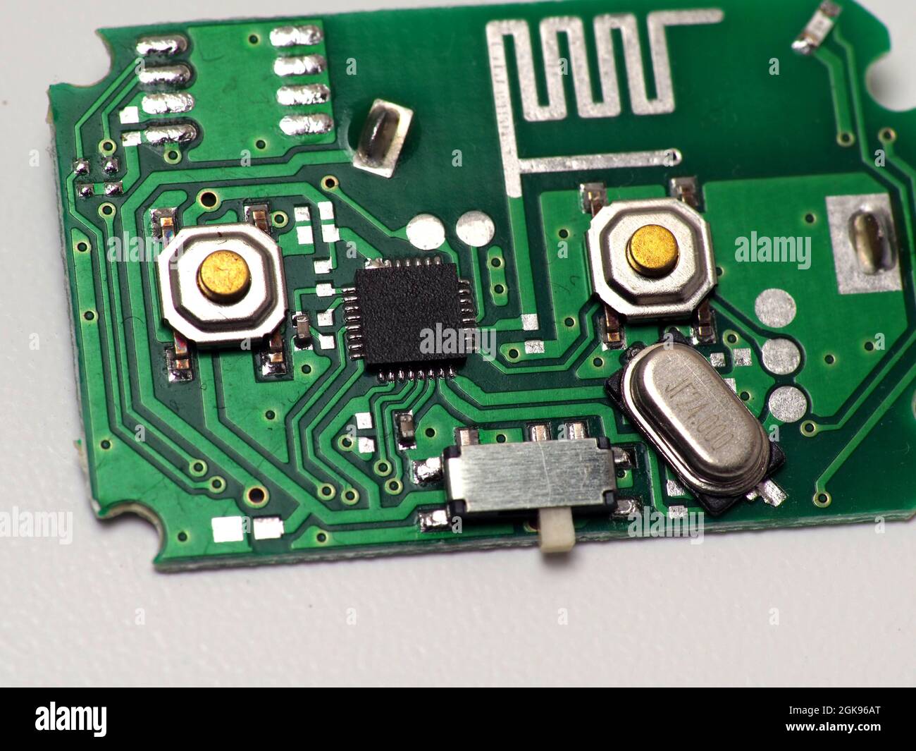 Carte de circuit imprimé (PCB) verte avec certains composants et puces CMS (surface Mount Device). Prenez des photos sur fond blanc isolé. Banque D'Images