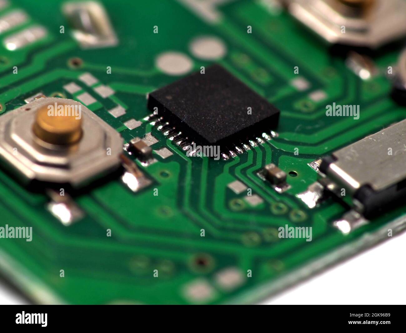 Carte de circuit imprimé (PCB) verte avec certains composants et puces CMS (surface Mount Device). Prenez des photos sur fond blanc isolé. Banque D'Images