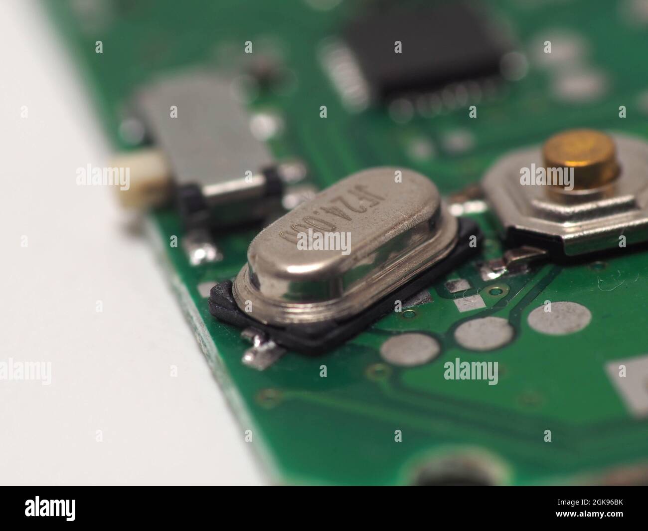 Carte de circuit imprimé (PCB) verte avec certains composants et puces CMS (surface Mount Device). Prenez des photos sur fond blanc isolé. Banque D'Images