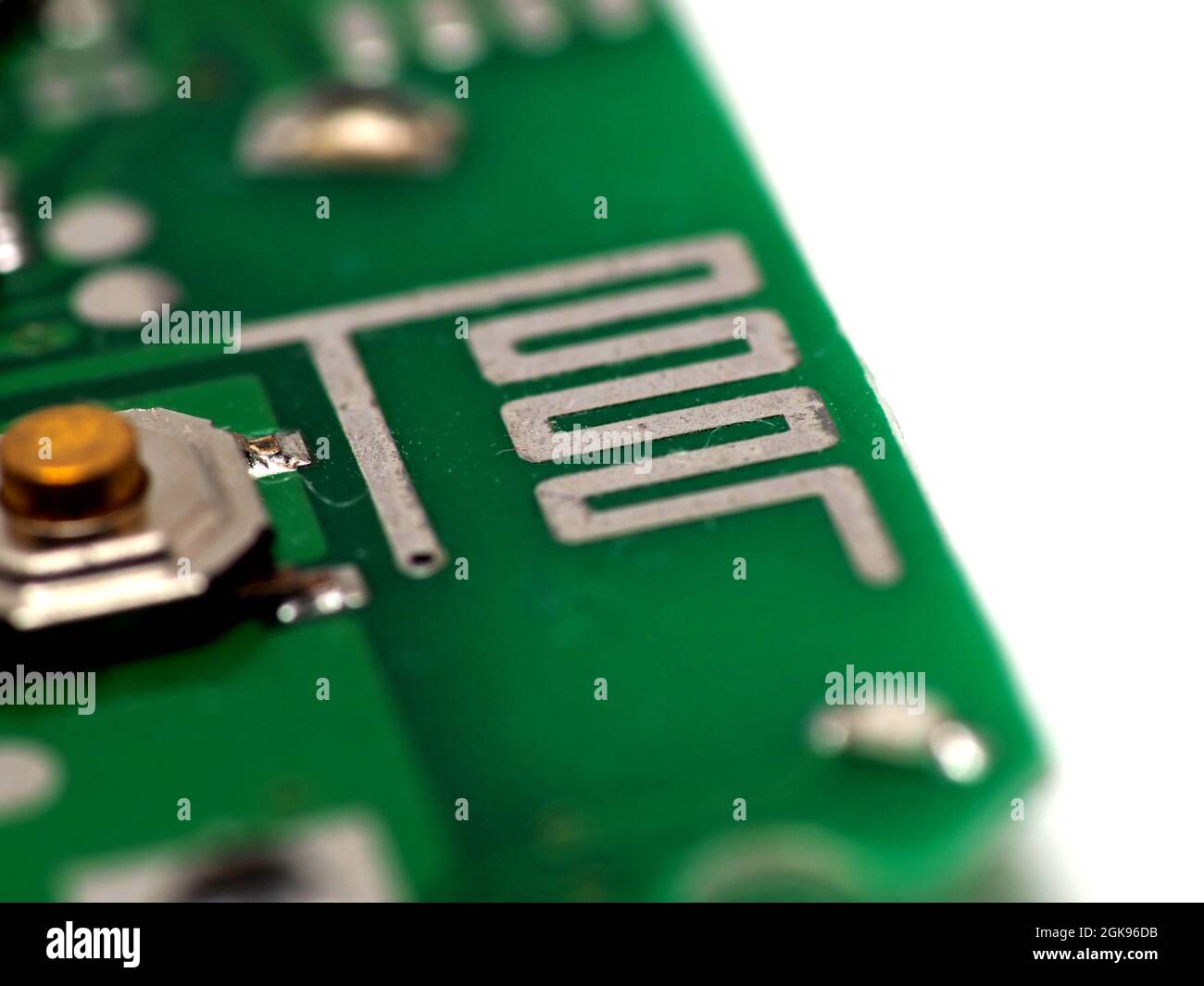 Carte de circuit imprimé (PCB) verte avec certains composants et puces CMS (surface Mount Device). Prenez des photos sur fond blanc isolé. Banque D'Images