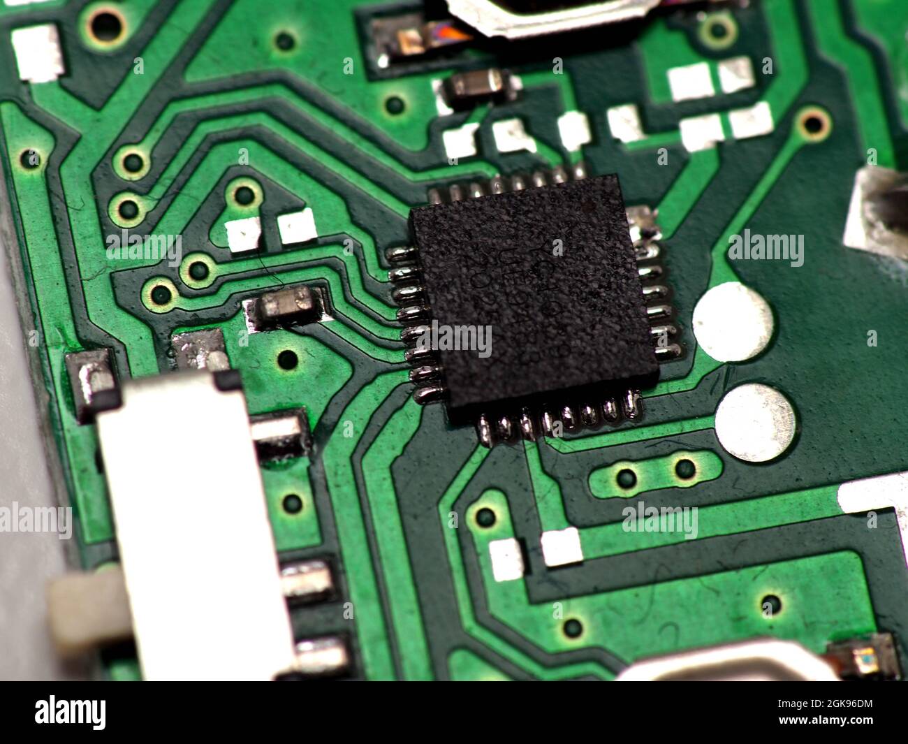 Carte de circuit imprimé (PCB) verte avec certains composants et puces CMS (surface Mount Device). Prenez des photos sur fond blanc isolé. Banque D'Images