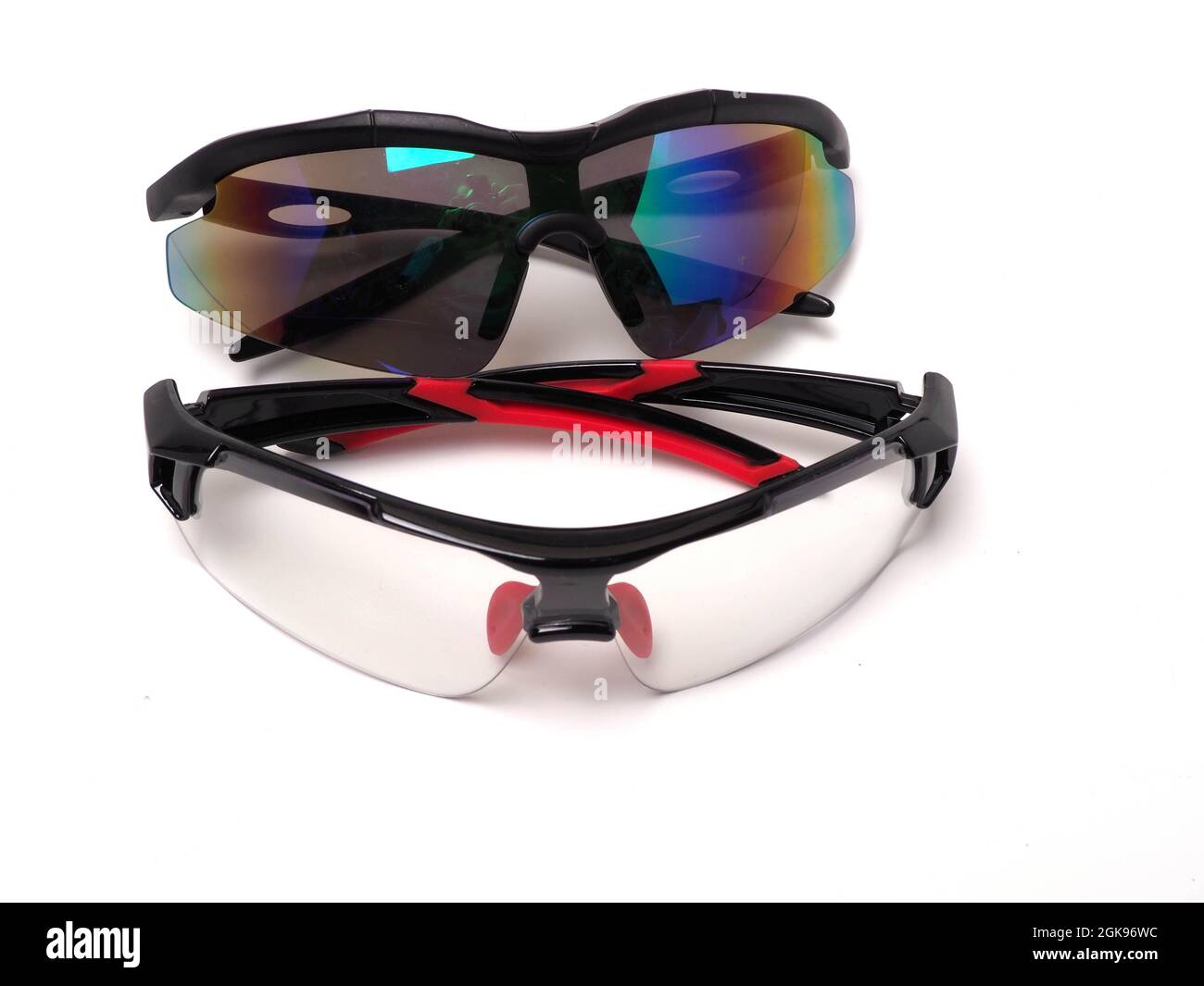 Photo des lunettes de soleil anti UV adaptées aux activités en extérieur  pour protéger les yeux des rayons UV. Prenez des photos sur fond blanc  isolé Photo Stock - Alamy