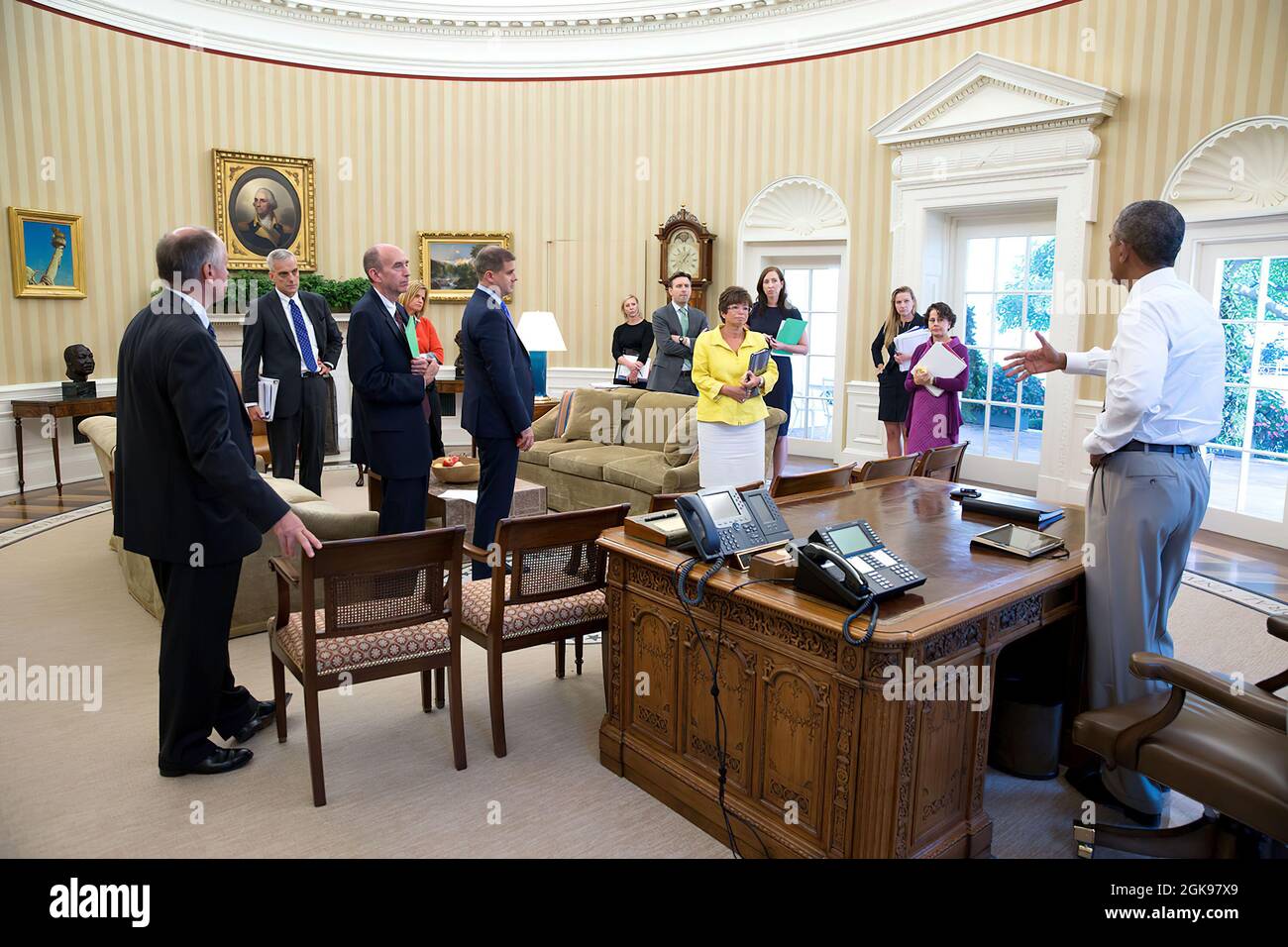 Le président Barack Obama rencontre des cadres supérieurs dans le Bureau ovale, le 28 août 2014. De gauche à droite : Steve Richetti, chef de cabinet du vice-président; chef de cabinet Denis McDonough; Neil Eggleston, avocat du président; Jennifer Palmieri, directrice des communications; Dan Pfeiffer, conseiller principal; Anita Decker Breckenridge, chef de cabinet adjoint des opérations; Josh Earnest, secrétaire de presse; Valerie Jarrett, conseillère principale; Katie Beirne Fallon, Directrice du Bureau des affaires législatives; Kristie Canegallo, Chef de cabinet adjoint pour la mise en œuvre; et Cecilia Muñoz, Domestic Policy Co Banque D'Images