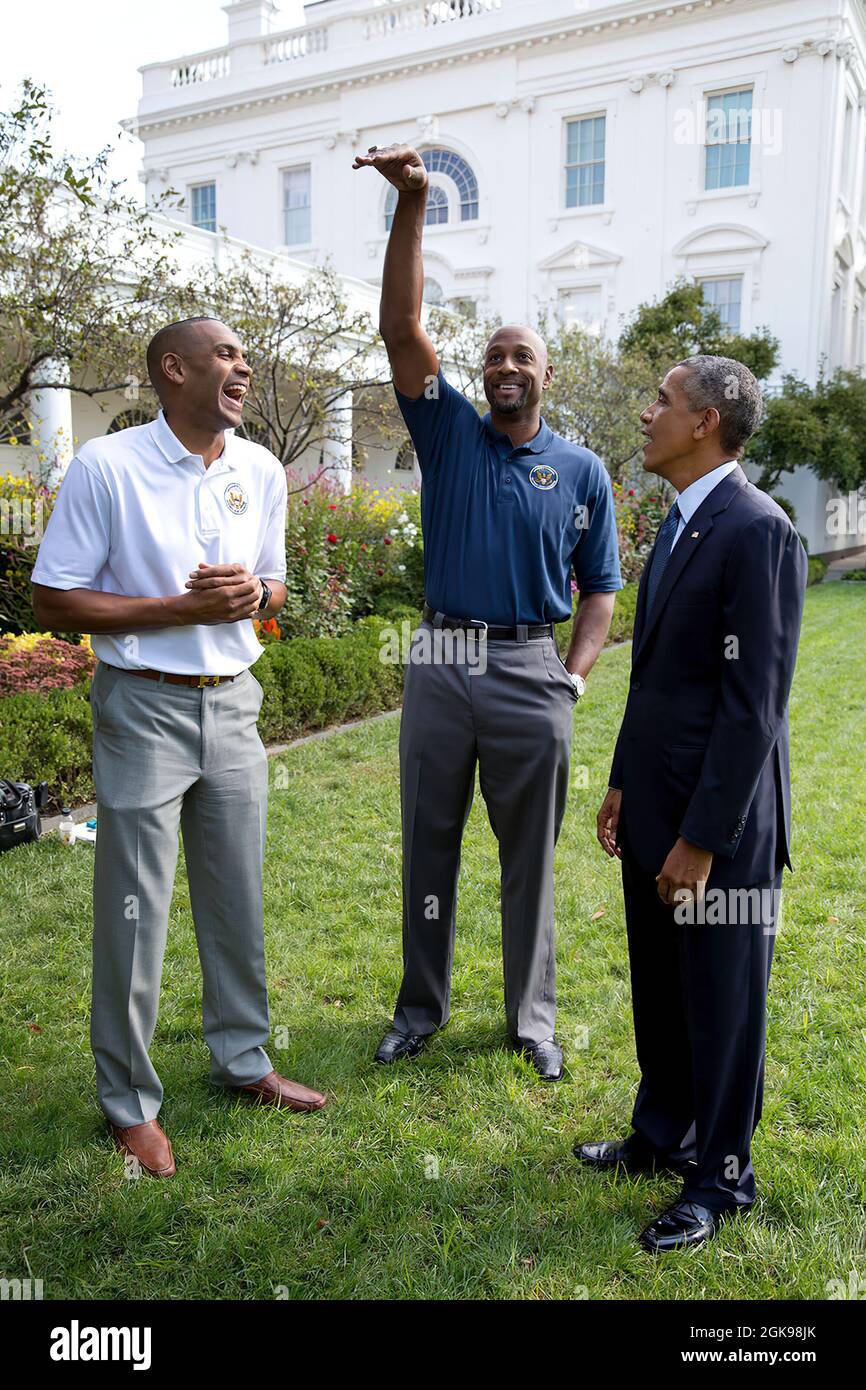 Le président Barack Obama s'entretient avec les anciens joueurs de la NBA Grant Hill, à gauche, et Alonzo Mourning, membres du Conseil du président sur la condition physique, le sport et la nutrition dans le jardin des roses de la Maison Blanche, le 15 septembre 2014. (Photo officielle de la Maison Blanche par Pete Souza) cette photo officielle de la Maison Blanche est disponible uniquement pour publication par les organismes de presse et/ou pour impression personnelle par le(s) sujet(s) de la photo. La photographie ne peut être manipulée d'aucune manière et ne peut pas être utilisée dans des documents commerciaux ou politiques, des publicités, des courriels, des produits, des promotions de quelque manière que ce soit Banque D'Images