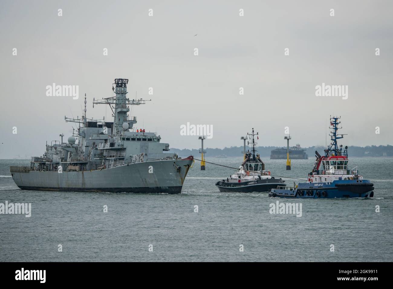 Ex HMS Monmouth arrivant à Portsmouth, Royaume-Uni sous remorquage le 13 septembre 2021 pour terminer le stockage avant d'être mis à disposition. Banque D'Images