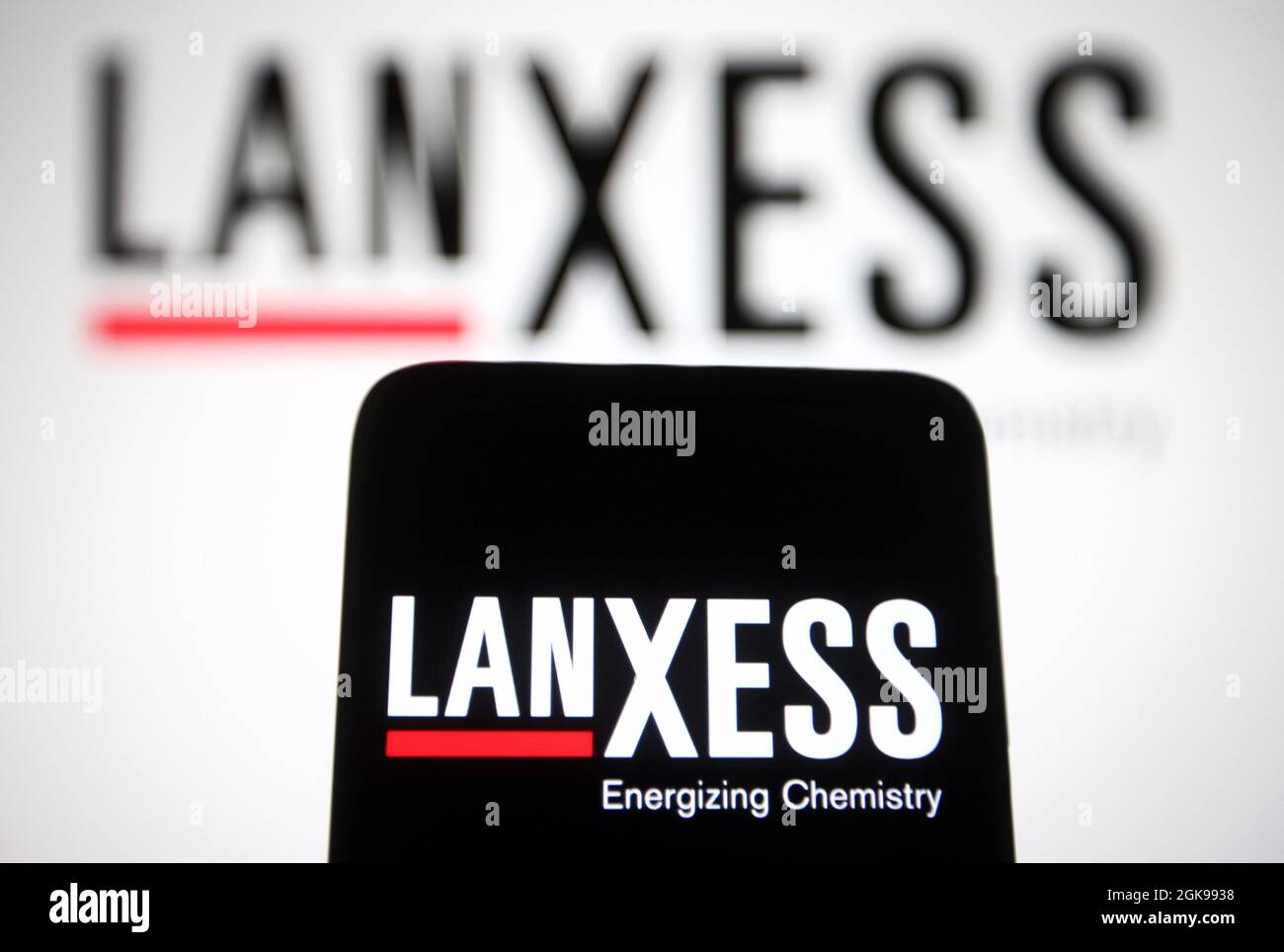 Ukraine. 13 septembre 2021. Dans cette illustration, un logo Lanxess AG apparaît sur un smartphone et un écran de pc. (Photo de Pavlo Gonchar/SOPA Images/Sipa USA) crédit: SIPA USA/Alay Live News Banque D'Images
