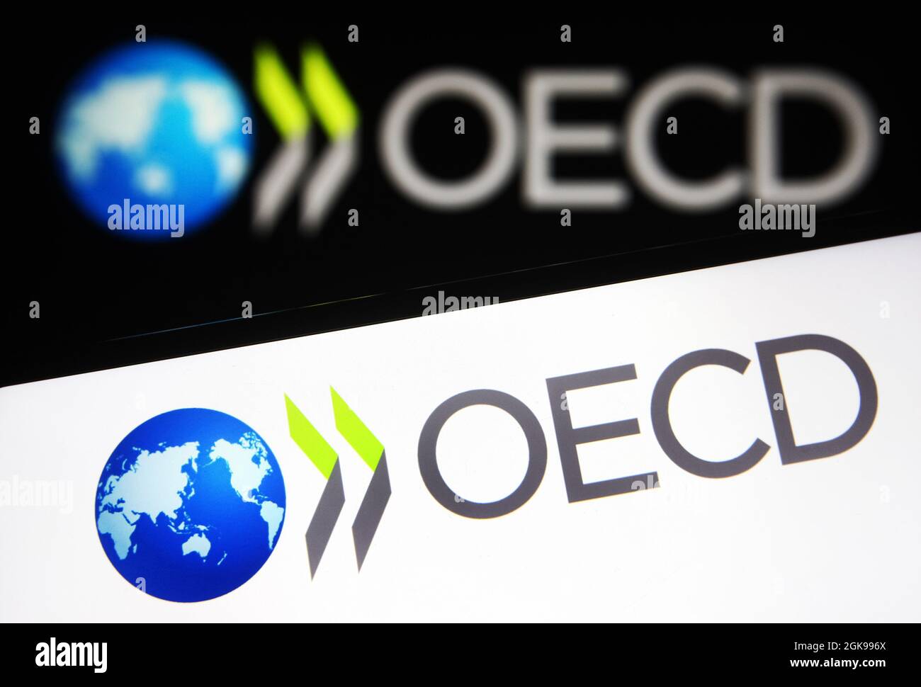 Ukraine. 13 septembre 2021. Dans cette illustration, un logo de l'Organisation de coopération et de développement économiques (OCDE) est visible sur un smartphone et un écran de pc. (Credit image: © Pavlo Gonchar/SOPA Images via ZUMA Press Wire) Banque D'Images