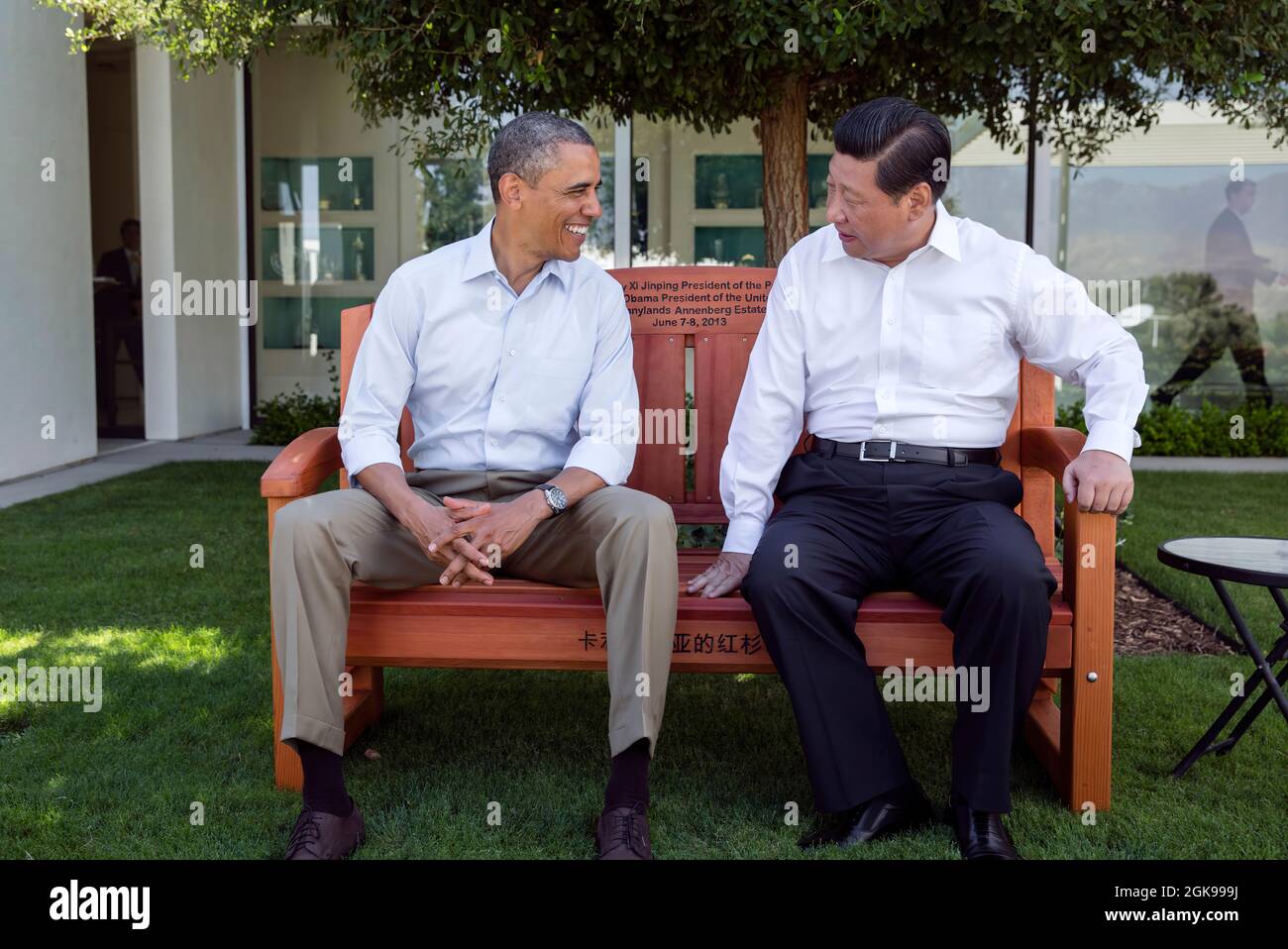 Le président Barack Obama présente au président Xi Jinping de la République populaire de Chine un don d'un banc de parc de séquoias inscrit à la retraite d'Annenberg à Sunnylands à Rancho Mirage, en Californie, le 8 juin 2013. (Photo officielle de la Maison Blanche par Pete Souza) cette photo officielle de la Maison Blanche est disponible uniquement pour publication par les organismes de presse et/ou pour impression personnelle par le(s) sujet(s) de la photo. La photographie ne peut être manipulée d'aucune manière et ne peut pas être utilisée dans des documents commerciaux ou politiques, des publicités, des e-mails, des produits, des promotions qui, de quelque manière que ce soit s Banque D'Images