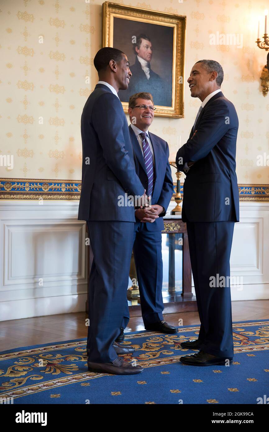 Le président Barack Obama parle avec Kevin Ollie, entraîneur de basket-ball pour hommes UConn Huskies, à gauche, Et Geno Auriemma, entraîneur de basket-ball féminin Huskies, dans la salle bleue de la Maison Blanche, avant un événement en l'honneur des équipes de basket-ball hommes et femmes de l'Université championne du Connecticut, et de leurs Championnats NCAA 2014, le 9 juin 2014. (Photo officielle de la Maison Blanche par Pete Souza) cette photo officielle de la Maison Blanche est disponible uniquement pour publication par les organismes de presse et/ou pour impression personnelle par le(s) sujet(s) de la photo. La photographie ne peut en aucun cas être manipulée Banque D'Images