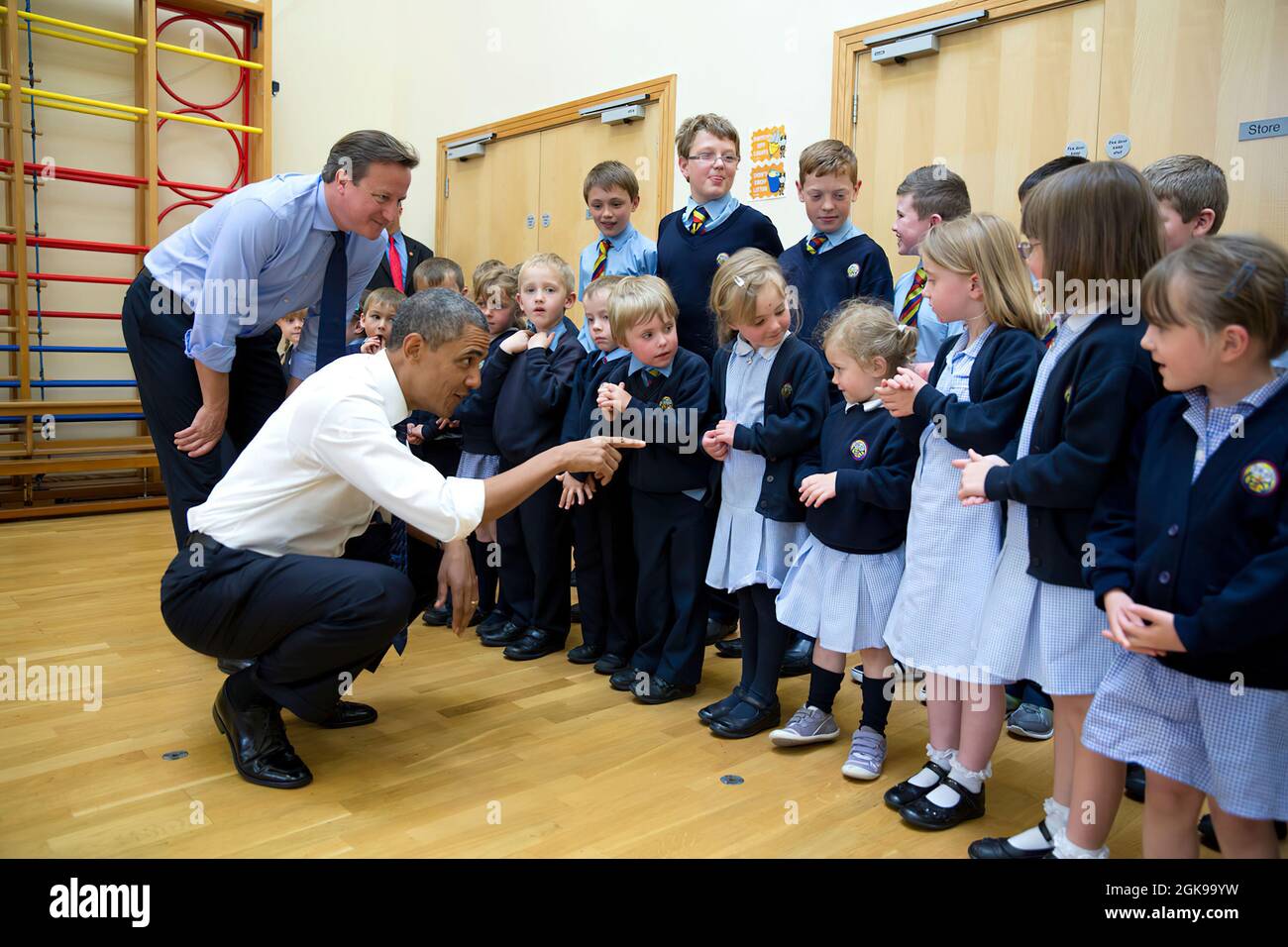 17 juin 2013'visite du Président et Premier ministre britannique David Cameron avec des écoliers à l'école primaire d'Enniskillen, à Enniskillen, en Irlande du Nord, pendant une pause du Sommet du G-8.' (Photo officielle de la Maison Blanche par Pete Souza) cette photo officielle de la Maison Blanche est disponible uniquement pour publication par les organismes de presse et/ou pour impression personnelle par le(s) sujet(s) de la photo. La photographie ne peut être manipulée d'aucune manière et ne peut pas être utilisée dans des documents commerciaux ou politiques, des publicités, des courriels, des produits, des promotions qui, de quelque manière que ce soit, suggèrent une approbation Banque D'Images