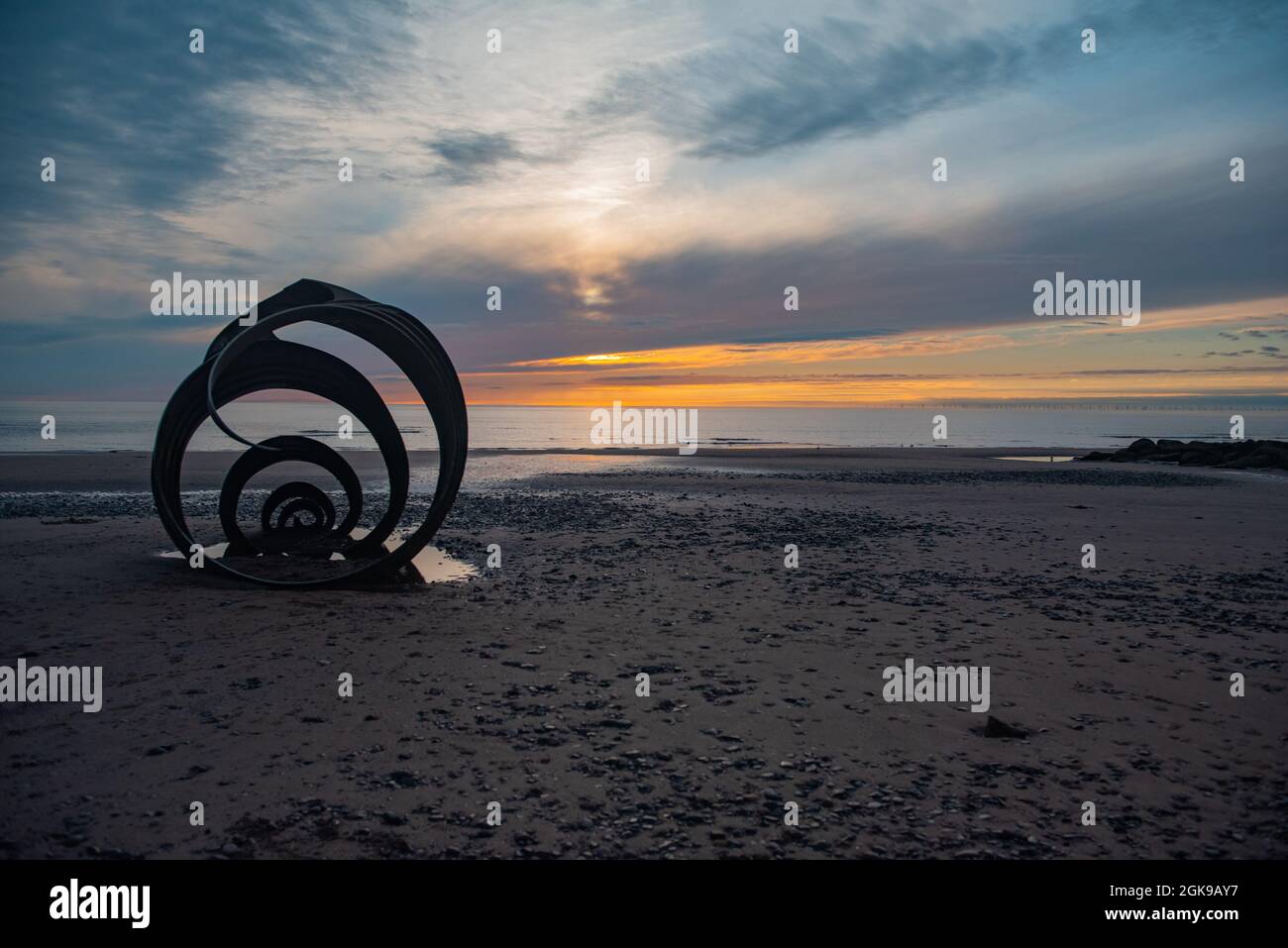 Mary's Shell à Cleveleys Around Sunset - sculpture publique en métal d'art par Stephen Broadbent, Cleveleys Beach, Fylde Coast of Lancashire, Angleterre. Banque D'Images