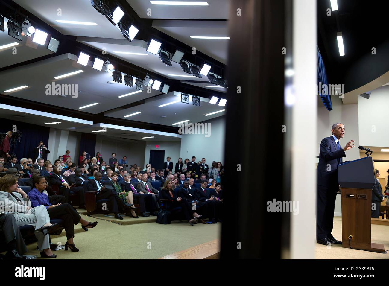 Le président Barack Obama fait des remarques au public, qui se reflètent dans un miroir, lors du Sommet de l'ordre du jour de la sécurité sanitaire mondiale dans l'Auditorium de la Cour du Sud du bâtiment du bureau exécutif d'Eisenhower, le 26 septembre 2014. (Photo officielle de la Maison Blanche par Pete Souza) cette photo officielle de la Maison Blanche est disponible uniquement pour publication par les organismes de presse et/ou pour impression personnelle par le(s) sujet(s) de la photo. La photographie ne peut être manipulée d'aucune manière et ne peut pas être utilisée dans des documents commerciaux ou politiques, des publicités, des e-mails, des produits, des promotions qui de quelque manière que ce soit su Banque D'Images