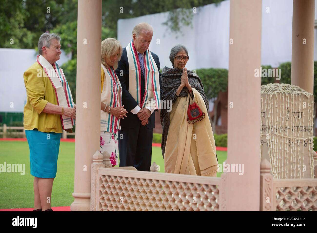 Le vice-président Joe Biden et le Dr Jill Biden ont déposé une couronne  avec Tara Gandhi Bhattacharjee, petite-fille de Mahatma Gandhi, et Amb.  Nancy Powell, à gauche, à la colonne de Martyr