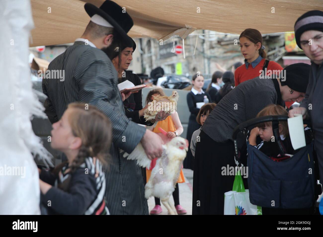 Jérusalem. 13 septembre 2021. Le peuple juif ultra-orthodoxe tient des poulets pendant les cérémonies de « kaparot » à Jérusalem, le 13 septembre 2021. Yom Kippur, le jour juif des Expiations et le jour le plus sacré du calendrier juif, est du coucher du soleil du 15 septembre au coucher du soleil du 16 septembre de cette année. Crédit: Muammar Awad/Xinhua/Alamy Live News Banque D'Images