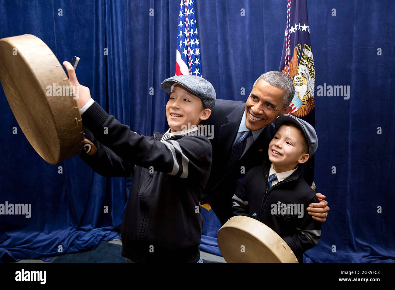 Le président Barack Obama pose une photo avec des enfants à la suite de son allocution à la Conférence des nations tribales de la Maison Blanche à Washington, D.C., le 3 décembre 2014. (Photo officielle de la Maison Blanche par Pete Souza) cette photo officielle de la Maison Blanche est disponible uniquement pour publication par les organismes de presse et/ou pour impression personnelle par le(s) sujet(s) de la photo. La photographie ne peut être manipulée d'aucune manière et ne peut pas être utilisée dans des documents commerciaux ou politiques, des publicités, des courriels, des produits, des promotions qui, de quelque manière que ce soit, suggèrent l'approbation ou l'approbation du Président, le Fir Banque D'Images