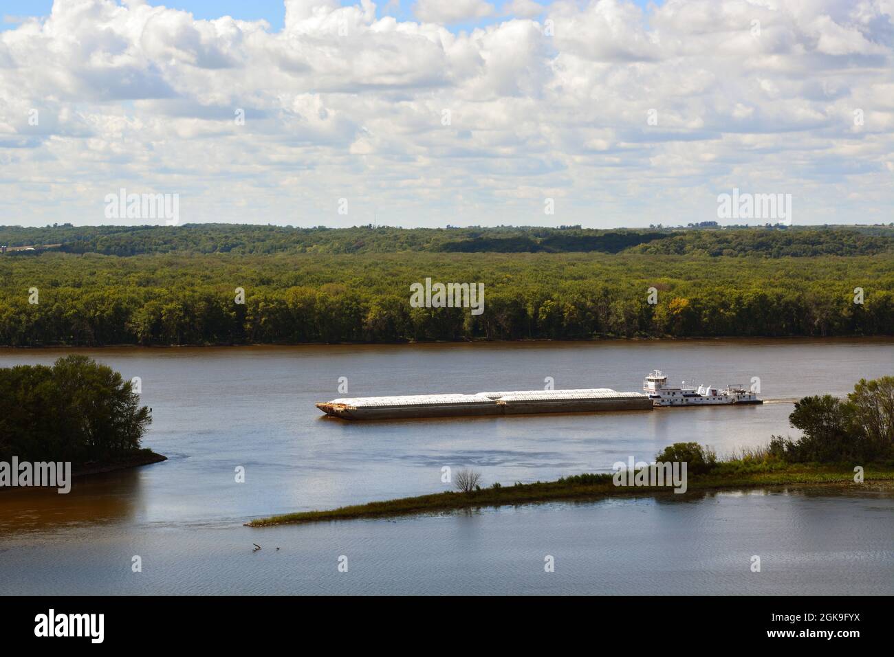 Un remorqueur qui pousse des barges le long du fleuve Mississippi à Savanna Illinois. Banque D'Images