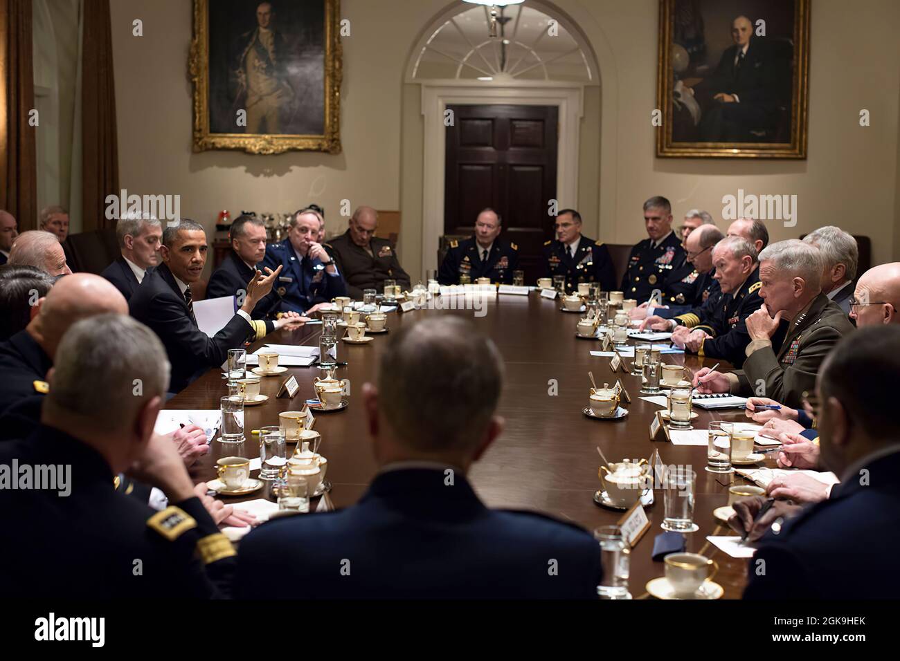 Le président Barack Obama et le vice-président Joe Biden tiennent une réunion avec les commandants des combattants et le leadership militaire dans la salle du Cabinet de la Maison Blanche, le 12 novembre 2013. (Photo officielle de la Maison Blanche par Pete Souza) cette photo officielle de la Maison Blanche est disponible uniquement pour publication par les organismes de presse et/ou pour impression personnelle par le(s) sujet(s) de la photo. La photographie ne peut être manipulée d'aucune manière et ne peut pas être utilisée dans des documents commerciaux ou politiques, des publicités, des e-mails, des produits, des promotions qui, de quelque manière que ce soit, suggèrent l'approbation ou l'approbation du Pre Banque D'Images