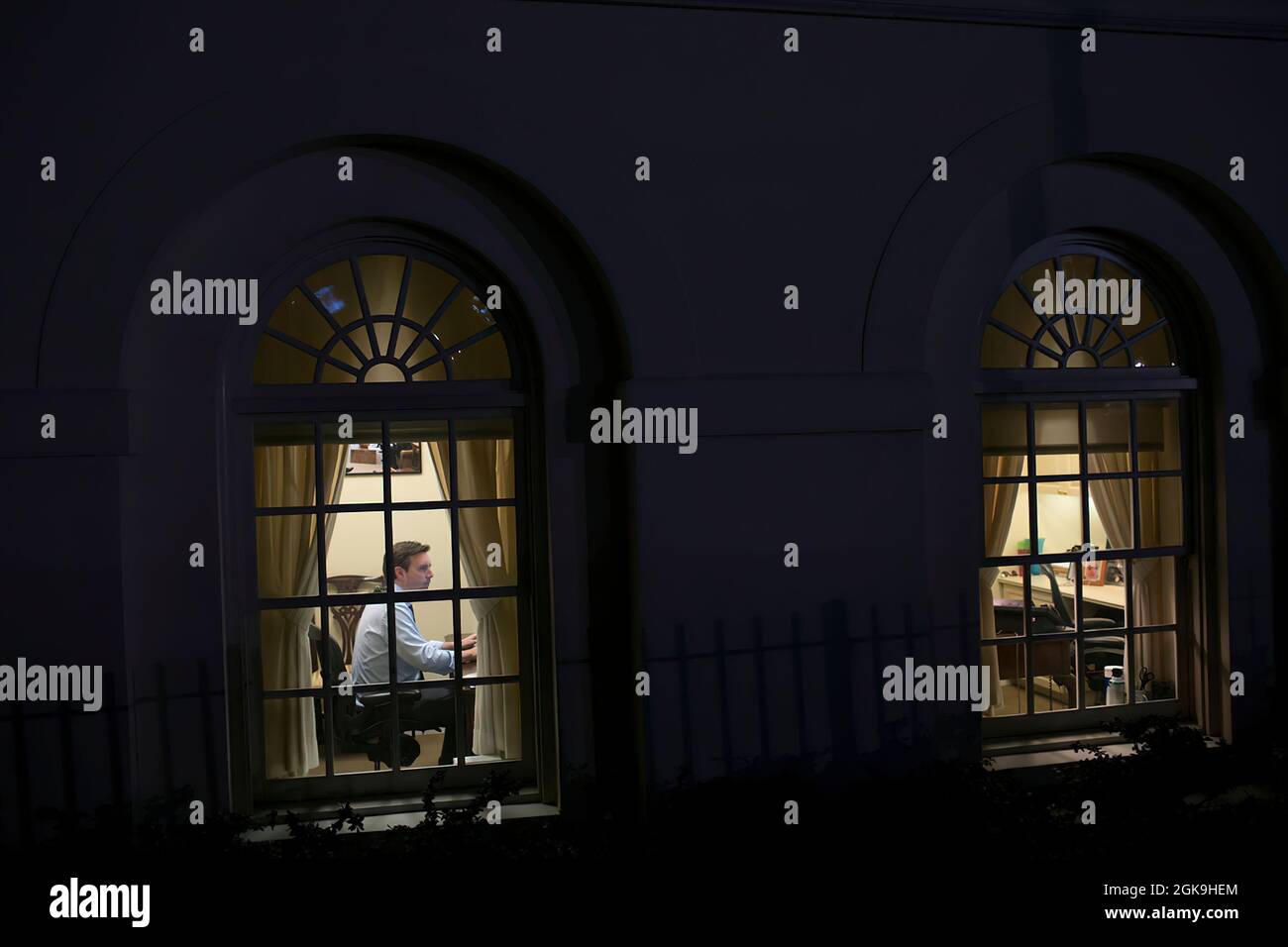 Le sous-secrétaire de presse de la Maison Blanche, Josh Earnest, travaille dans son bureau de l'aile Ouest, le 12 novembre 2013. (Photo officielle de la Maison Blanche par Lawrence Jackson) cette photo officielle de la Maison Blanche est disponible uniquement pour publication par les organismes de presse et/ou pour impression personnelle par le(s) sujet(s) de la photo. La photographie ne peut être manipulée d'aucune manière et ne peut pas être utilisée dans des documents commerciaux ou politiques, des publicités, des courriels, des produits, des promotions qui, de quelque manière que ce soit, suggèrent l'approbation ou l'approbation du Président, de la première famille ou de la Maison Blanche. Banque D'Images