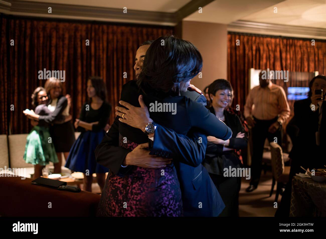 6 novembre 2012 (le jour des élections)'la famille Obama et ses amis proches regardaient les résultats des élections dans un hôtel de Chicago. Le Président a averti tout le monde que ce pourrait être une nuit très tardive. Pourtant, quelques minutes plus tard, les réseaux prévoyaient qu'il avait été réélu, et le président a embrassé la première dame, alors qu'en arrière-plan, la fille Sasha embrassait un de ses cousins." (Photo officielle de la Maison Blanche par Pete Souza) cette photo officielle de la Maison Blanche est disponible uniquement pour publication par les organismes de presse et/ou pour impression personnelle par le(s) sujet(s) de la photo. Le Banque D'Images