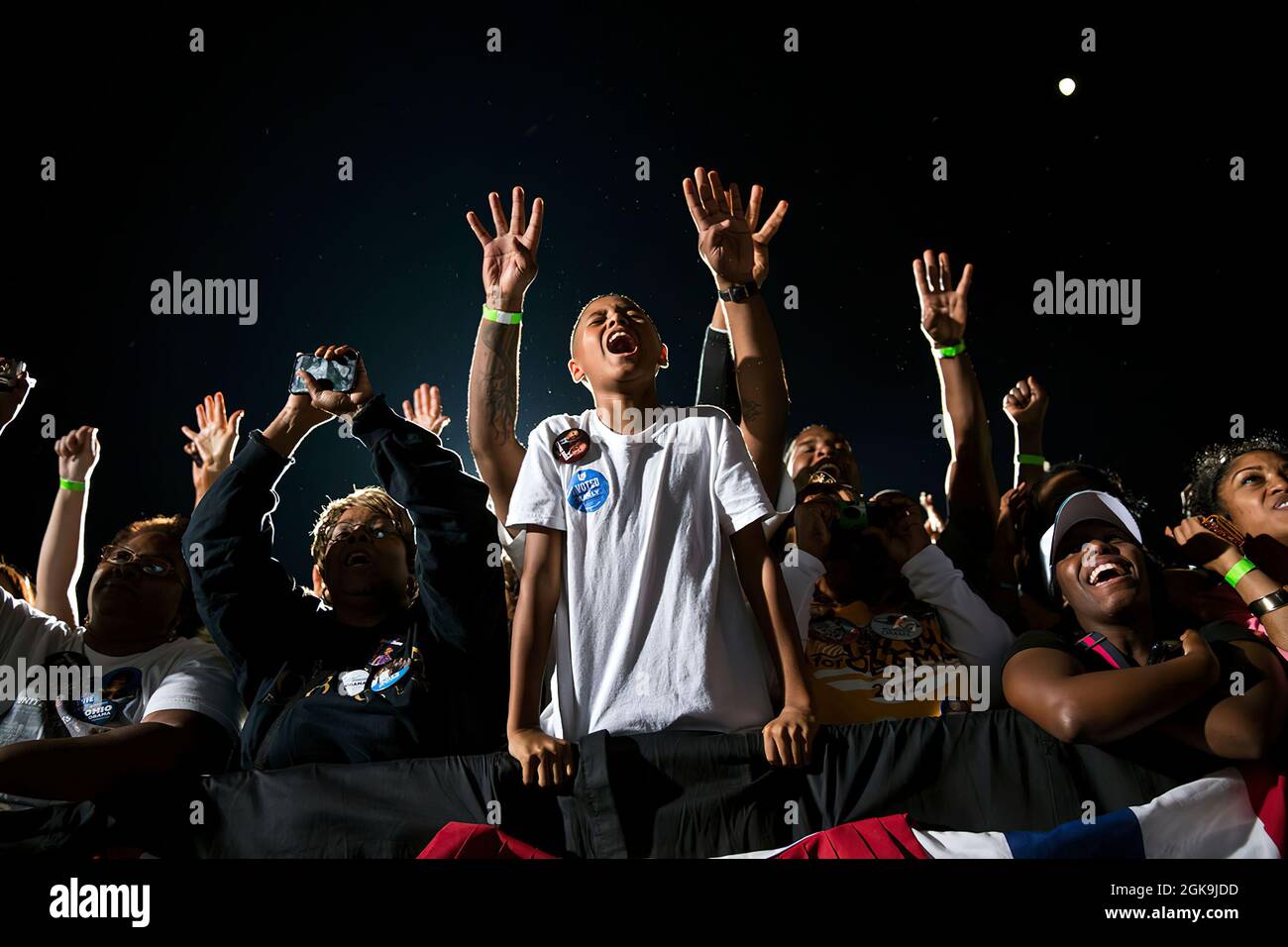 25 octobre 2012'lors d'un rallye nocturne à Cleveland, les soutiens réagissent alors que le président a prononcé ses remarques.' (Photo officielle de la Maison Blanche par Pete Souza) cette photo officielle de la Maison Blanche est disponible uniquement pour publication par les organismes de presse et/ou pour impression personnelle par le(s) sujet(s) de la photo. La photographie ne peut être manipulée d'aucune manière et ne peut pas être utilisée dans des documents commerciaux ou politiques, des publicités, des courriels, des produits, des promotions qui, de quelque manière que ce soit, suggèrent l'approbation ou l'approbation du Président, de la première famille ou de la Maison Blanche. Banque D'Images