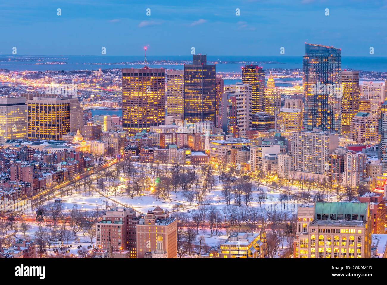 Vue aérienne de Boston Skyline et du Boston Common Park dans le Massachusetts, États-Unis au coucher du soleil en hiver Banque D'Images