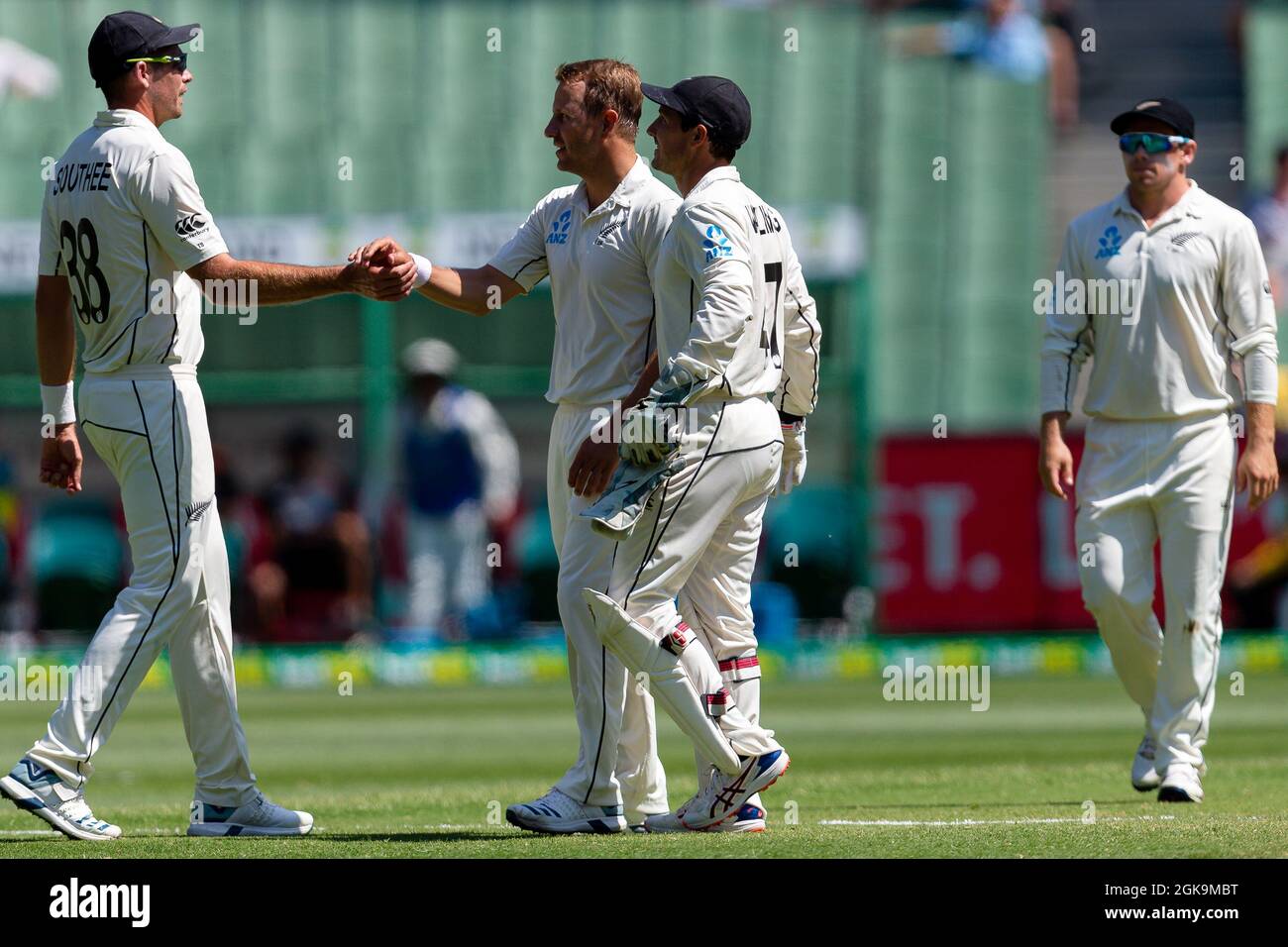 L'équipe néo-zélandaise se félicite mutuellement d'avoir pris Travis Head of Australia au cours du quatrième jour. Crédit : Dave Helison/Speed Media/Alamy Live News Banque D'Images