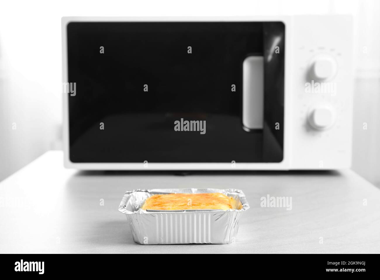 Dans la casserole de moule de papier aluminium près de micro-ondes sur le  tableau Photo Stock - Alamy