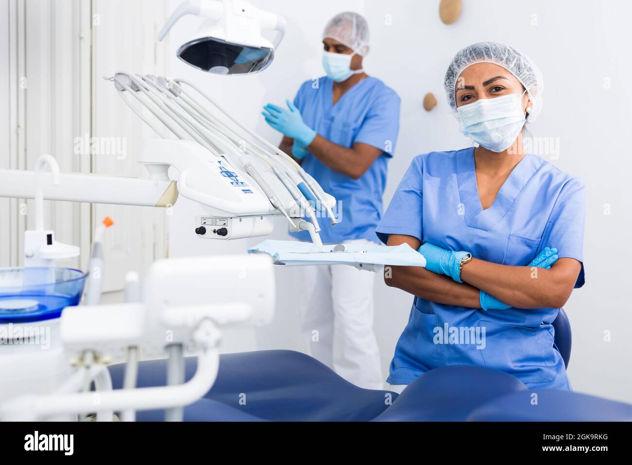 Assistant de médecins prépare les dentistes au travail Banque D'Images