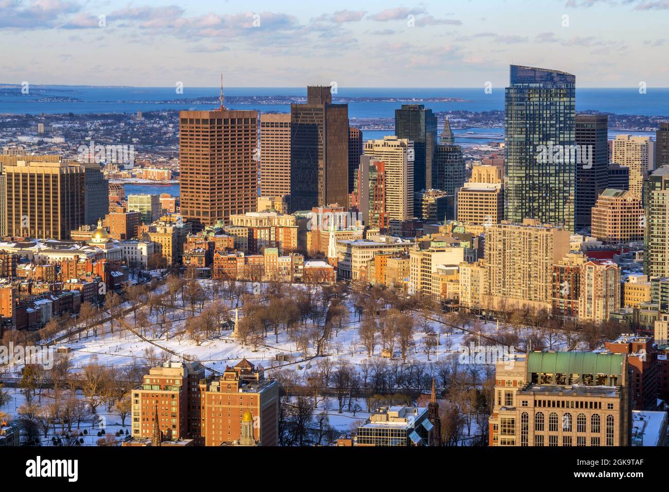 Vue aérienne de Boston Skyline et du Boston Common Park dans le Massachusetts, États-Unis au coucher du soleil en hiver Banque D'Images