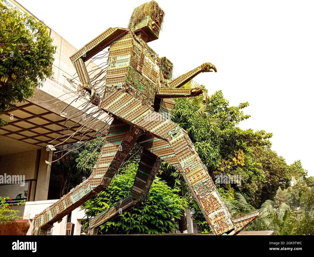 Une vue sur la statue faite avec des cartes mères d'ordinateur face avant de la ville d'ordinateur Banque D'Images