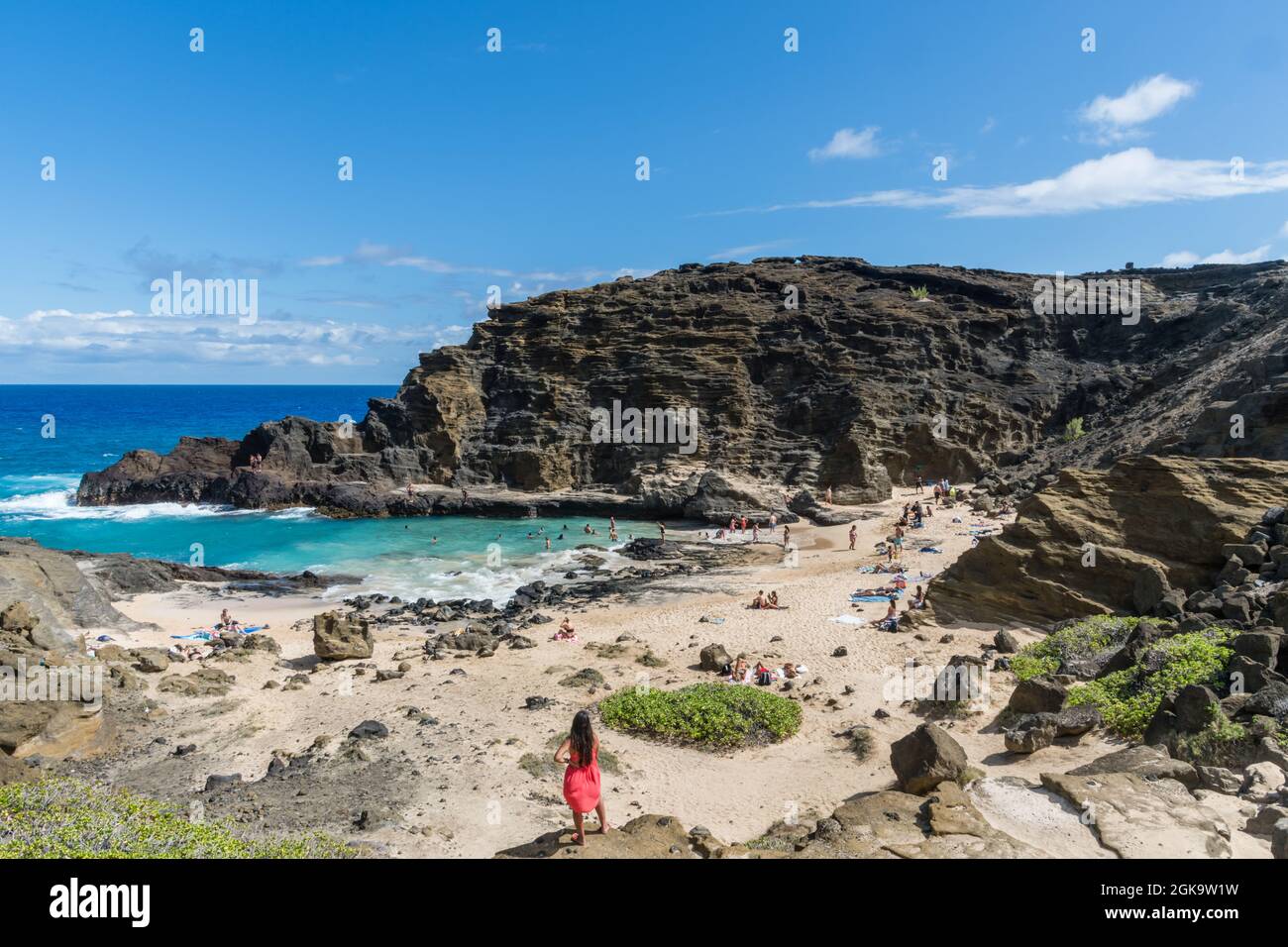 Populaire plage hawaïenne éloignée, très bondée pendant un beau week-end d'été, Oahu, Hawaï Banque D'Images