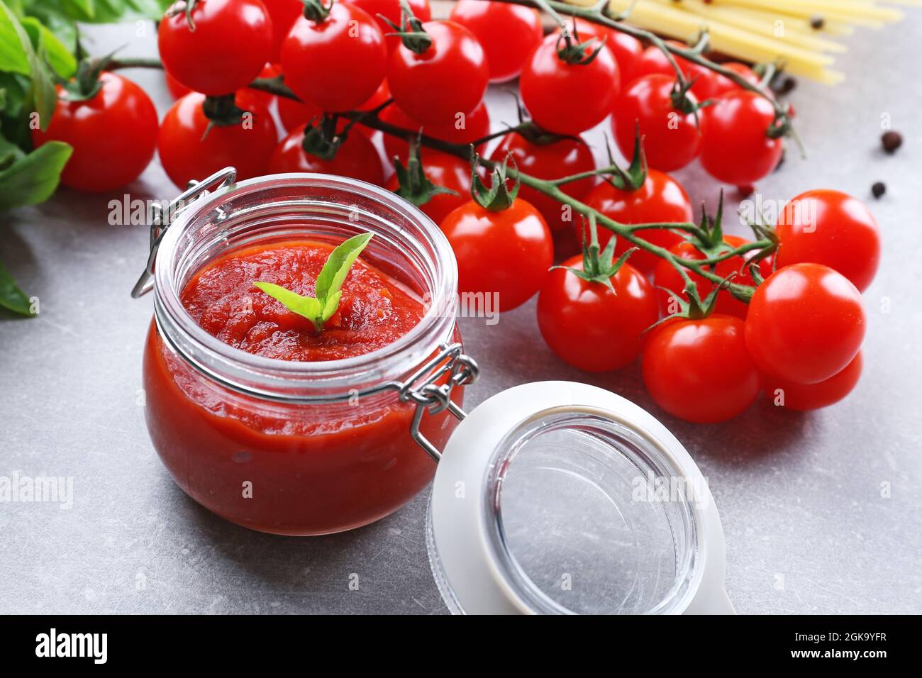 Bocal en verre avec de savoureux de la sauce tomate pour les pâtes sur la  table Photo Stock - Alamy