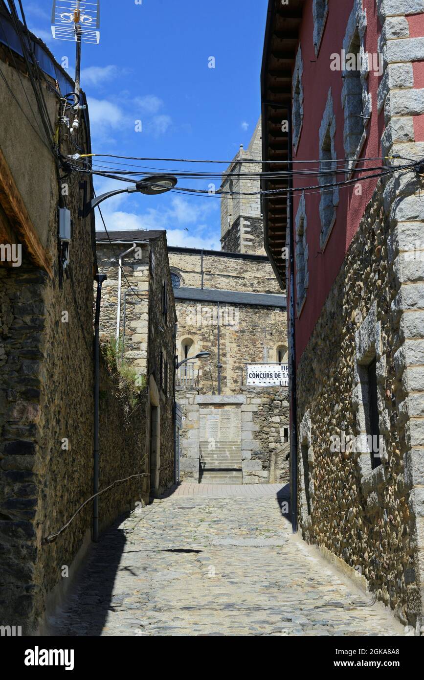 Rue du centre historique de Llívia situé dans la région de Baja Cerdaña, Gerona, Catalogne, Espagne Banque D'Images