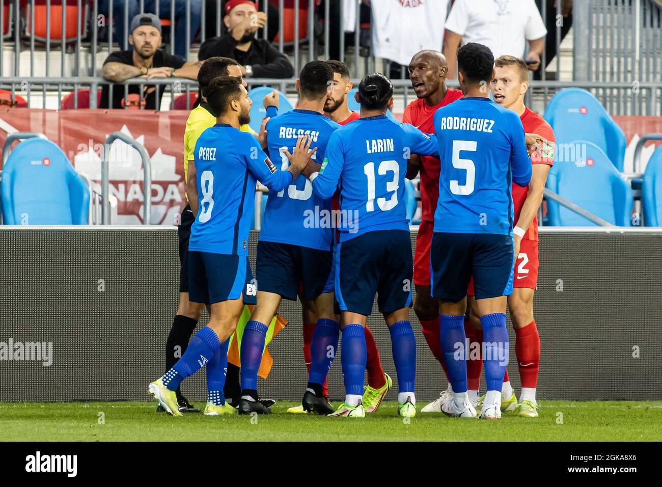 Toronto, Canada. Le 8 septembre 2021 : équipe Canada (rouge) a des disputées avec l'équipe El Salvador (bleu) lors du match de qualification de la coupe du monde 2022 de l'ONCACAF à BMO Field, à Toronto, au Canada. Le Canada a gagné le match 3-0. Banque D'Images